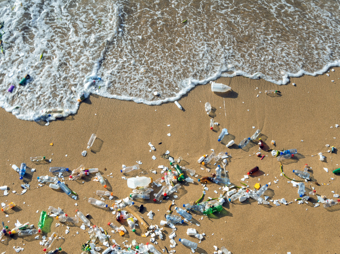 Australia+Cuts+Almost+One-Third+of+Beach+Plastic+in+Six+Years