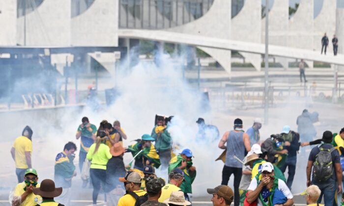 More footage of pro-Bolsonaro protesters in Brasilia