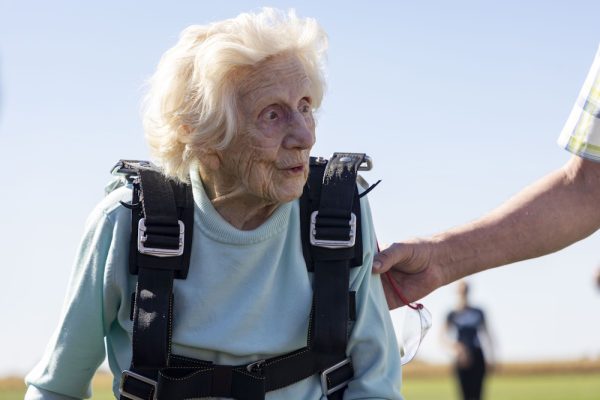 104-Year-Old Sky Diver Breaks Record