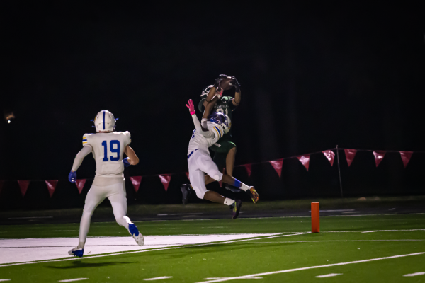 Memorial WR/DB Jordan Elliot makes a leaping catch in the endzone