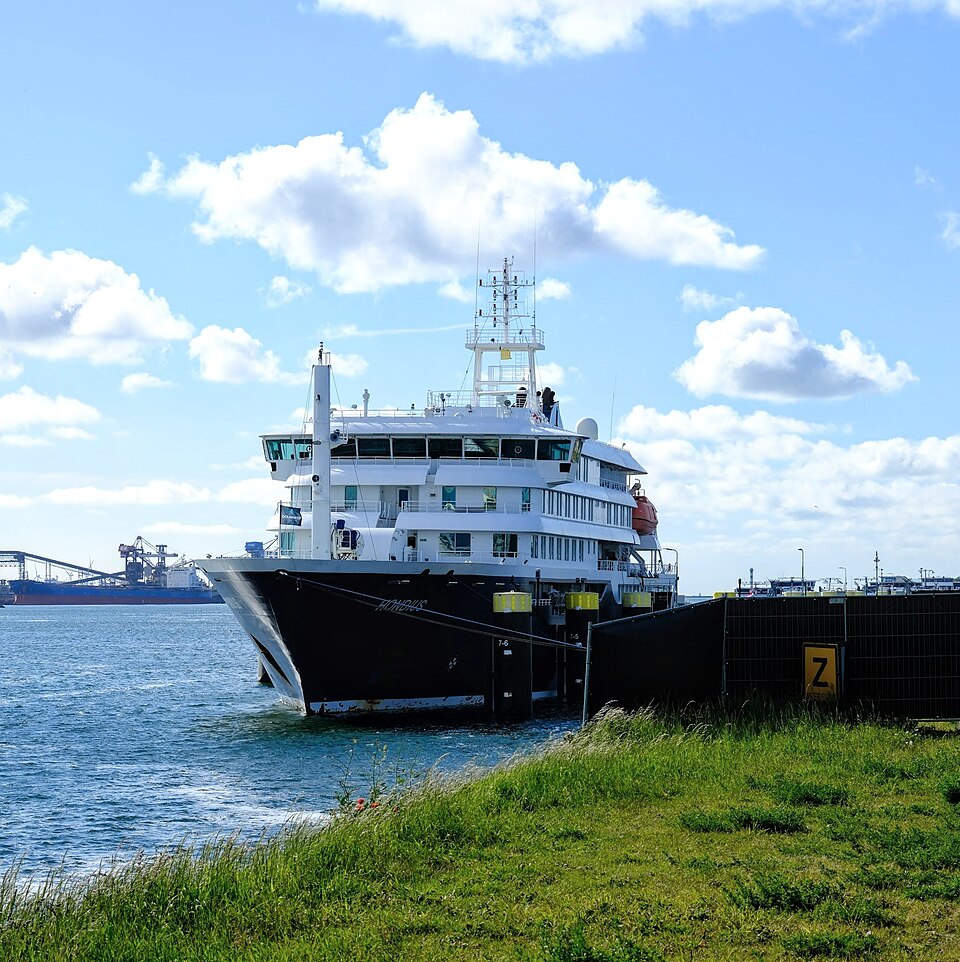 Image of the MV Hondius, a large cruise ship on which the Hantavirus outbreak originated