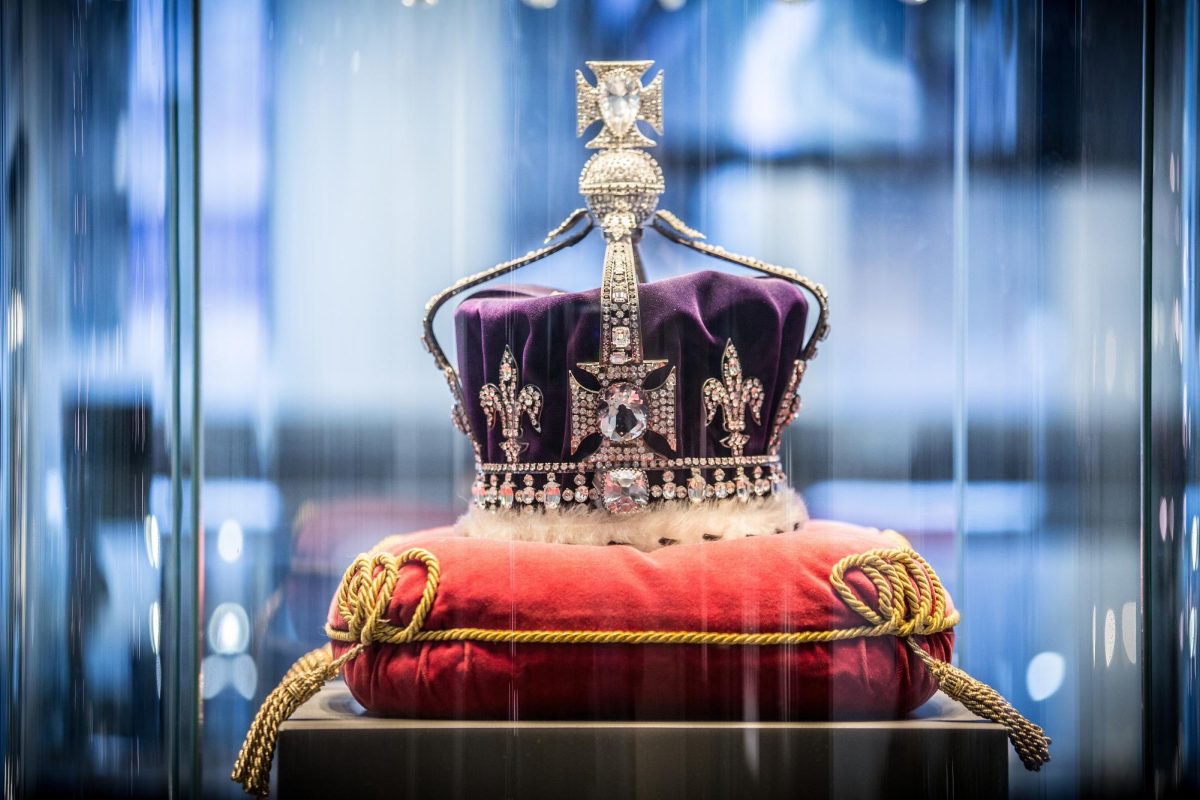 A replica of the Crown of the Queen Mother, with a replica of the Koh-i-Noor diamond.